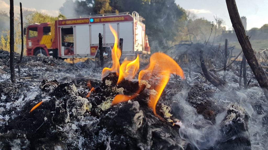 Bombeiros controlam incêndio em vegetação no Bairro Cancelli
