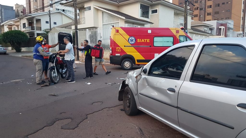 Renault Logan e Honda Titan 160 colidem no Centro de Cascavel, deixando o motociclista ferido