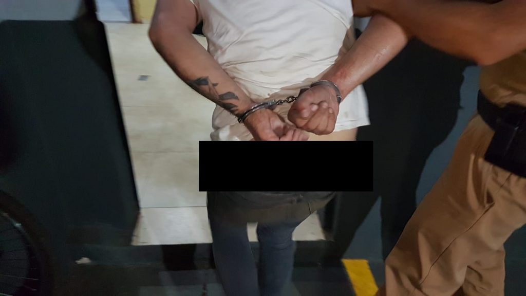 Acusado de invadir residência é detido por populares até a chegada da PM no Alto Alegre