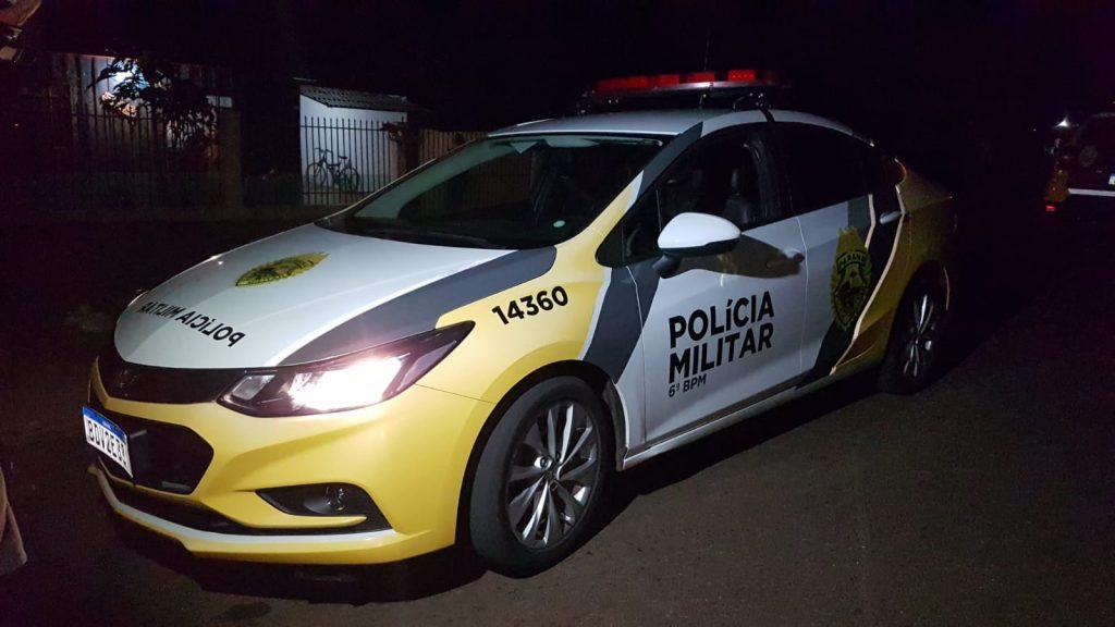 Com arma longa, assaltantes rendem vítimas e levam Citroen C4, eletrônicos e par de alianças no Loteamento Mantovani