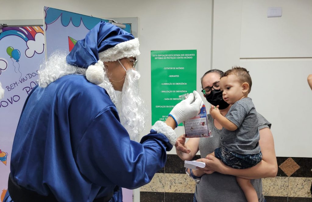 Papai Noel Azul da Guarda Municipal visita Pronto Atendimento Infantil