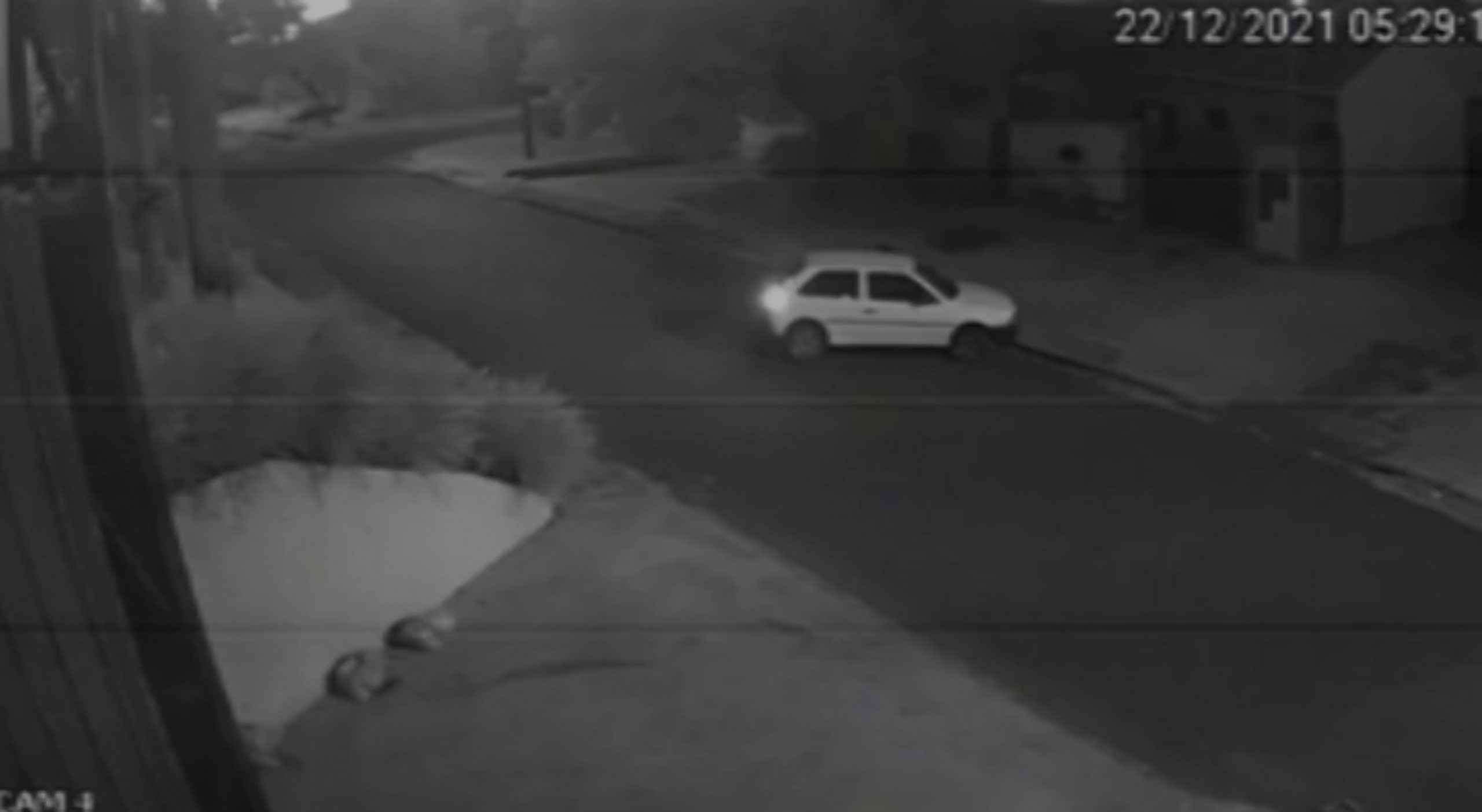 Vídeo mostra ladrões furtando veículo Gol no Bairro Santos Dumont