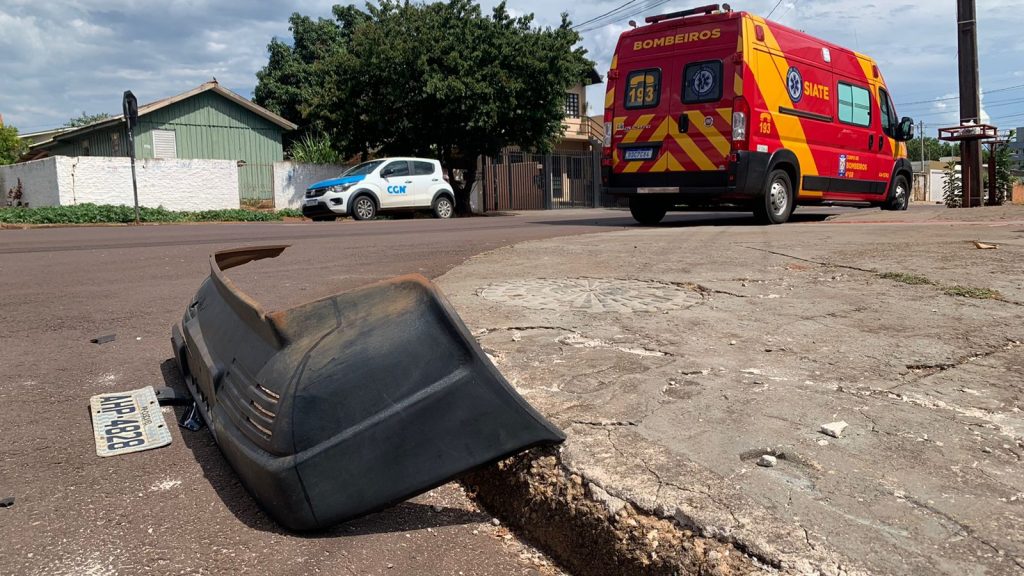 Condutora fica ferida em colisão de trânsito com carro que se evadiu do local, mas deixou placa para trás