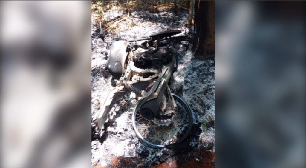 Moto furtada é encontrada pela PM completamente destruída por incêndio no Bairro Cancelli