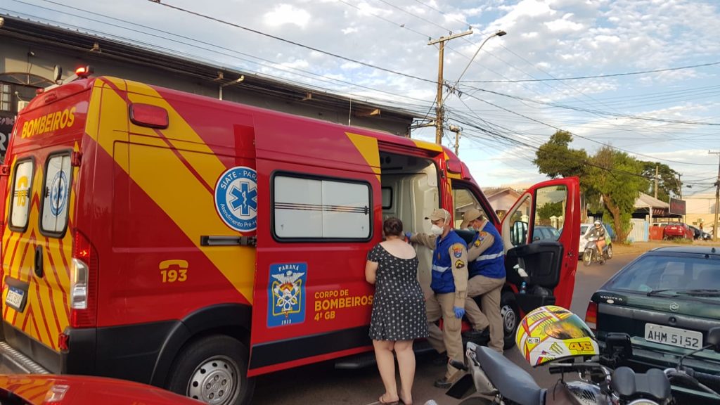 Homem ferido em colisão entre carro e moto é socorrido pelo Siate no Jardim Consolata