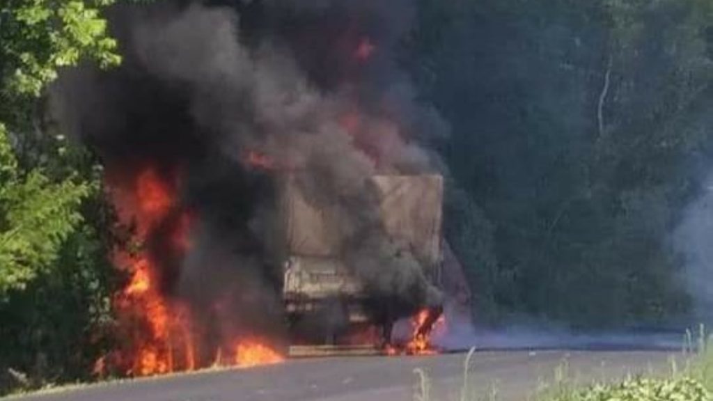 Caminhoneiro morre carbonizado após colidir contra árvore às margens da PR-082, em Rosário do Ivaí