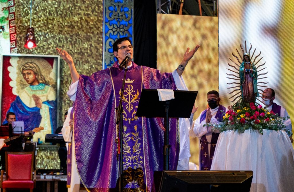 Fiéis celebram encontro de fé com Padre Manzotti no Gramadão