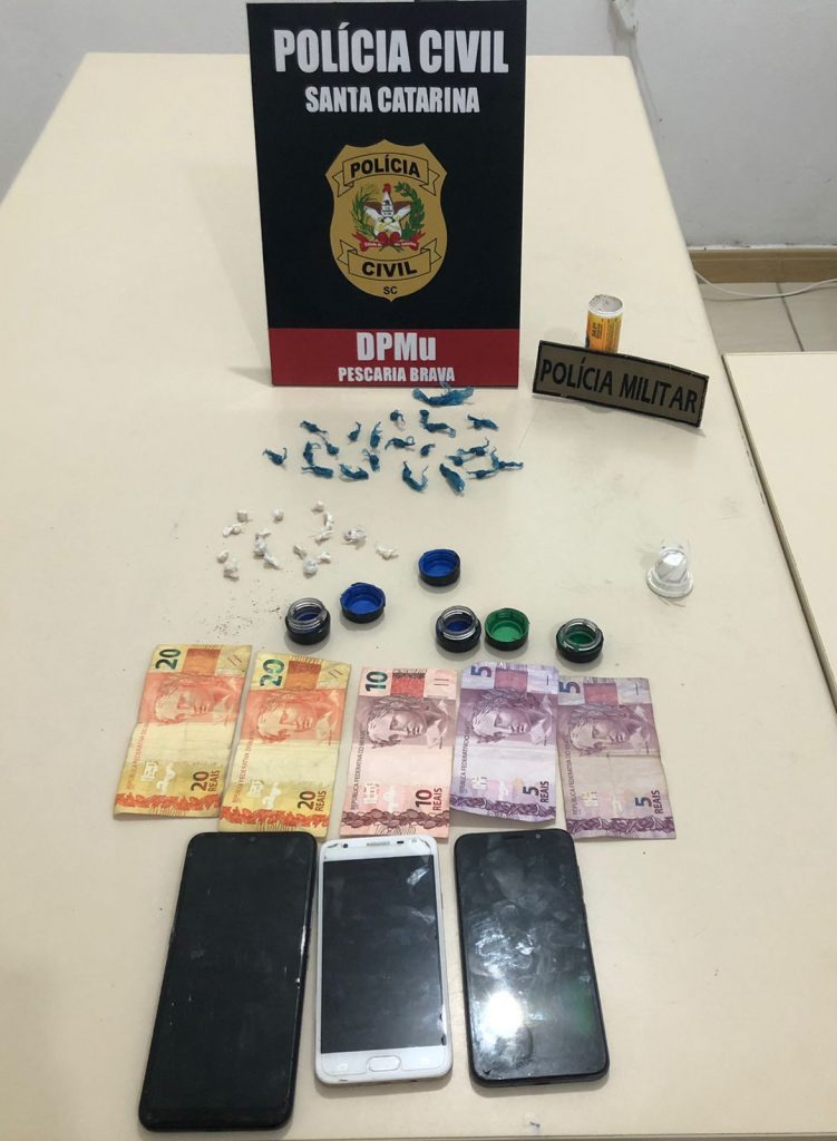 Operação conjunta resulta na prisão em flagrante de duas pessoas suspeitas pelo crime de tráfico de drogas em Pescaria Brava