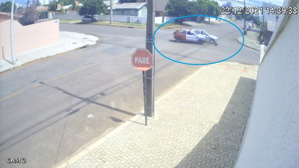 Câmera flagra colisão e motorista fugindo sem prestar socorro