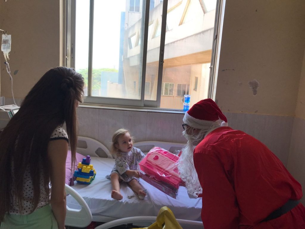 Papai Noel distribui presentes e contagia sorrisos no Huop