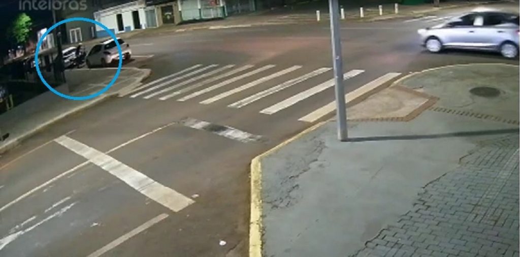 Câmera flagra moto sendo furtada no Centro