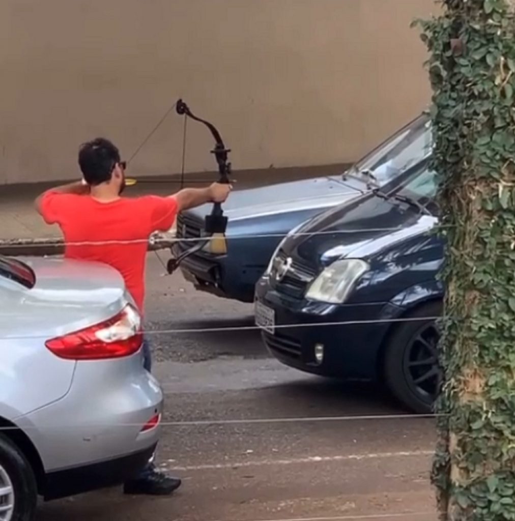 Vídeo: homem com arco e flechas profissionais ameaça pessoas em Cascavel