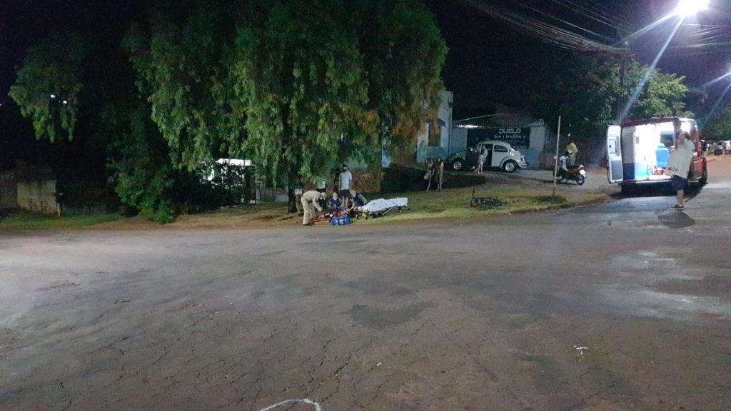Moto e bicicleta colidem em cruzamento no Parque São Paulo, deixando jovem ferido; Siate foi mobilizado