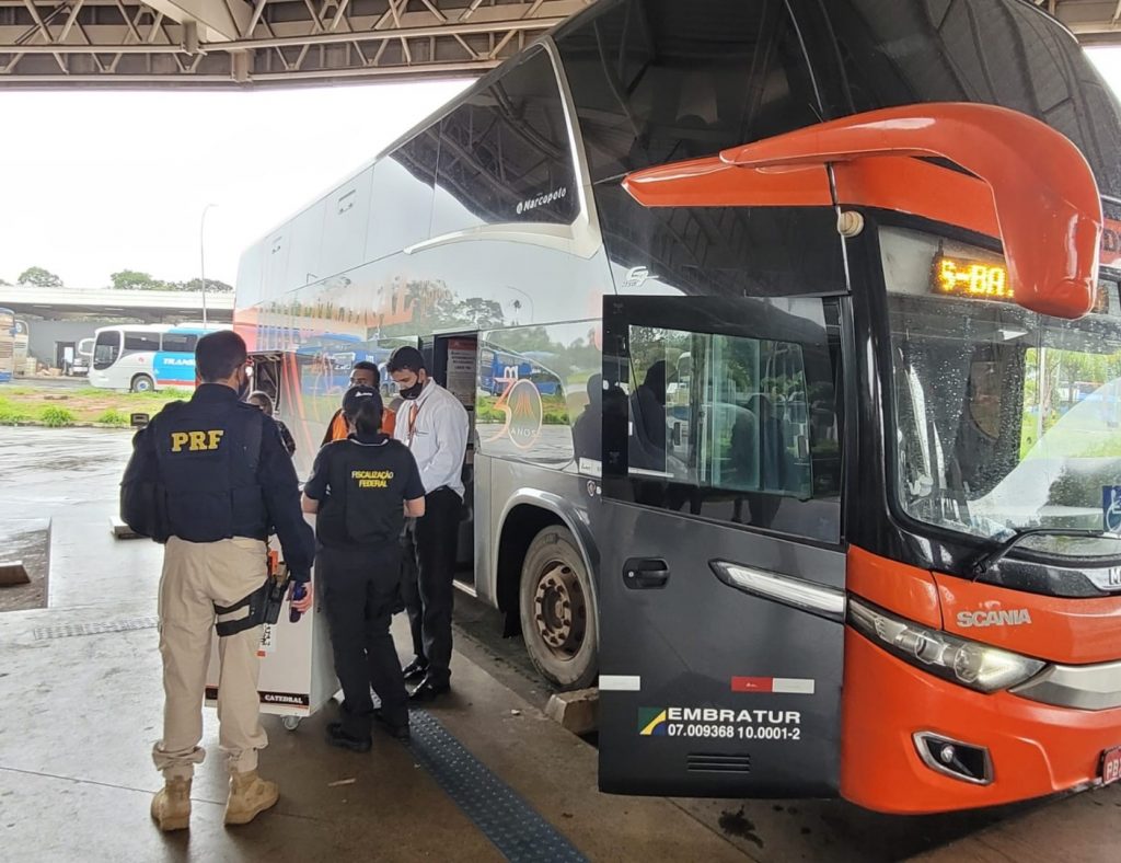 PRF realiza Ações Educativas em veículos de transporte coletivo de passageiros