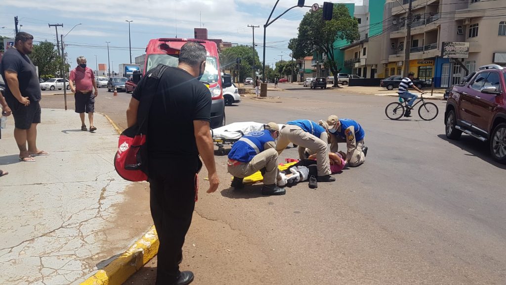 Ocupantes de motocicleta sofrem queda após condutor tentar desviar de cachorro na Av. Carlos Gomes Ocupantes de motocicleta sofrem queda após condutor tentar desviar de cachorro na Av. Carlos Gomes