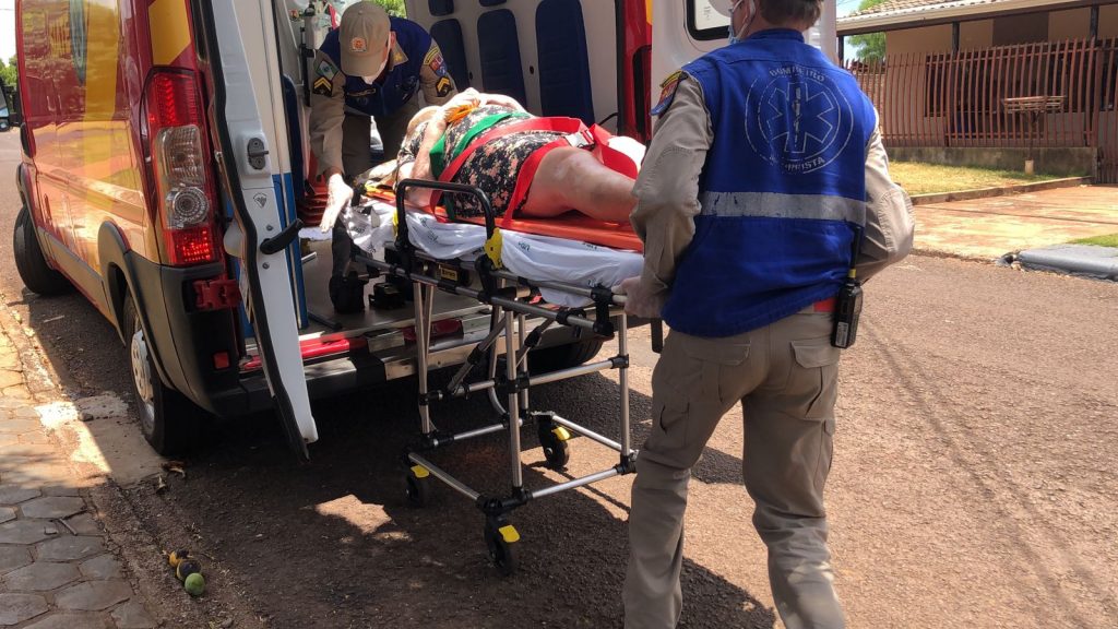 Idosa de 82 anos é socorrida após sofrer queda de mesmo nível Idosa de 82 anos é socorrida após sofrer queda de mesmo nível