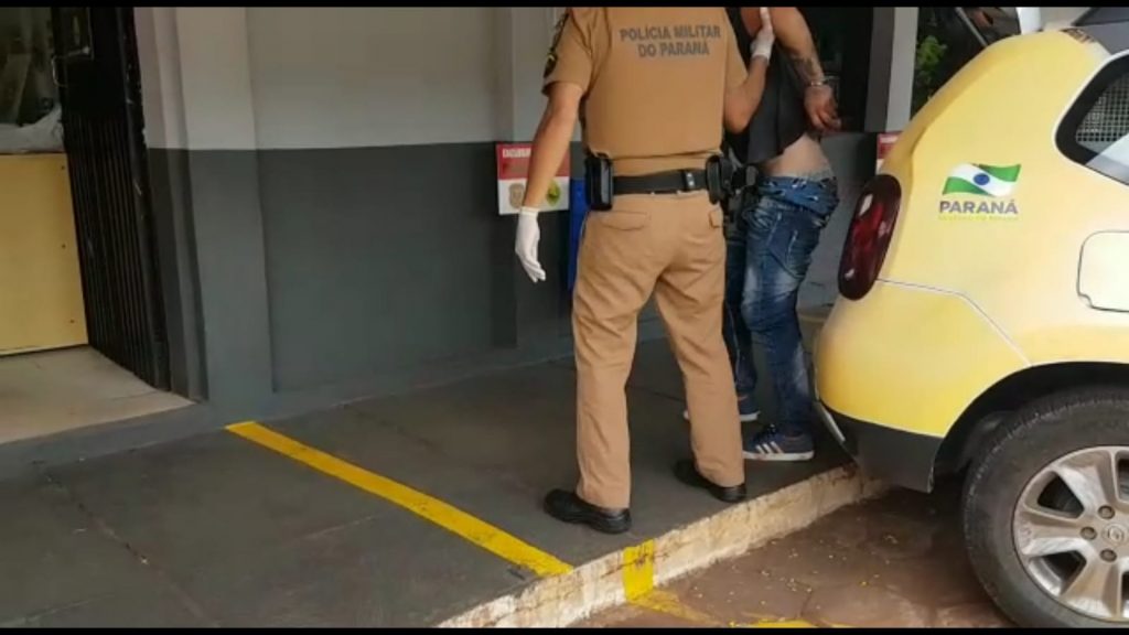 Homem de 27 anos é detido com veículo furtado; carro tinha rastreador