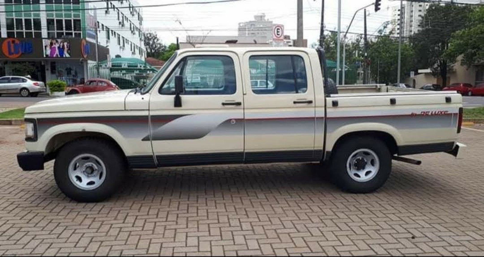 Caminhonete D20 placas AVZ 4000 foi furtada em Cascavel