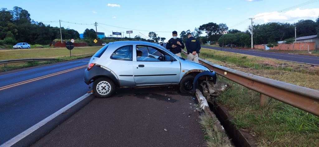 Condutor perde o controle de carro, colide em anteparo às margens da BR-277 e acaba preso pela PRF por embriaguez Condutor perde o controle de carro, colide em anteparo às margens da BR-277 e acaba preso pela PRF por embriaguez