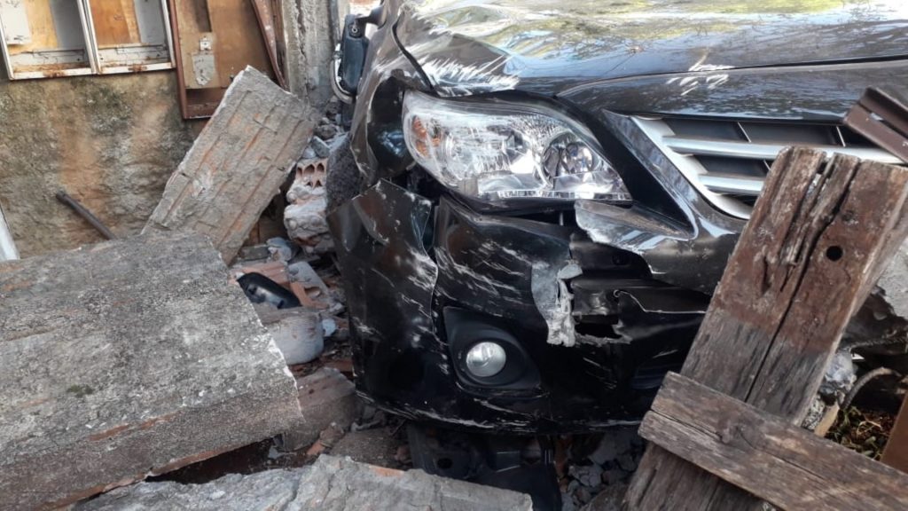 Motorista de Corolla perde o controle e derruba muro de residência no Bairro Cancelli