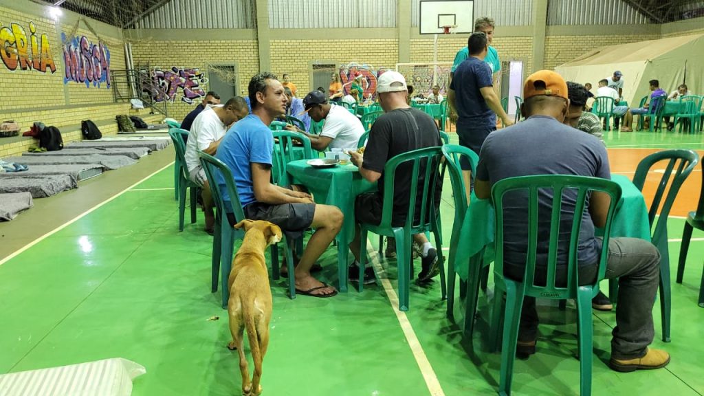Pessoas em situação de rua ganham ceia de Natal em Cascavel