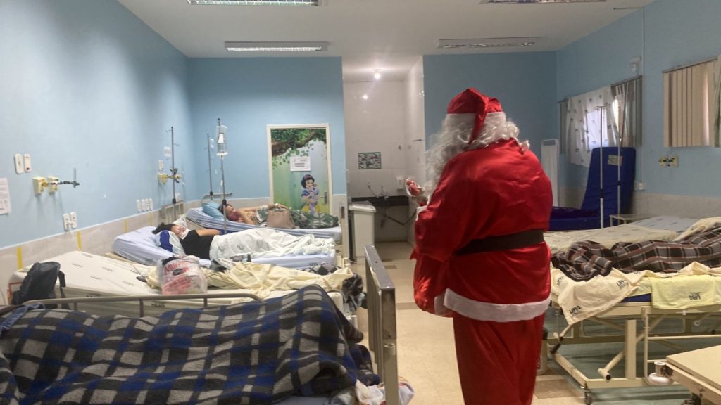 Papai Noel faz visita especial na UPA do Jardim Veneza