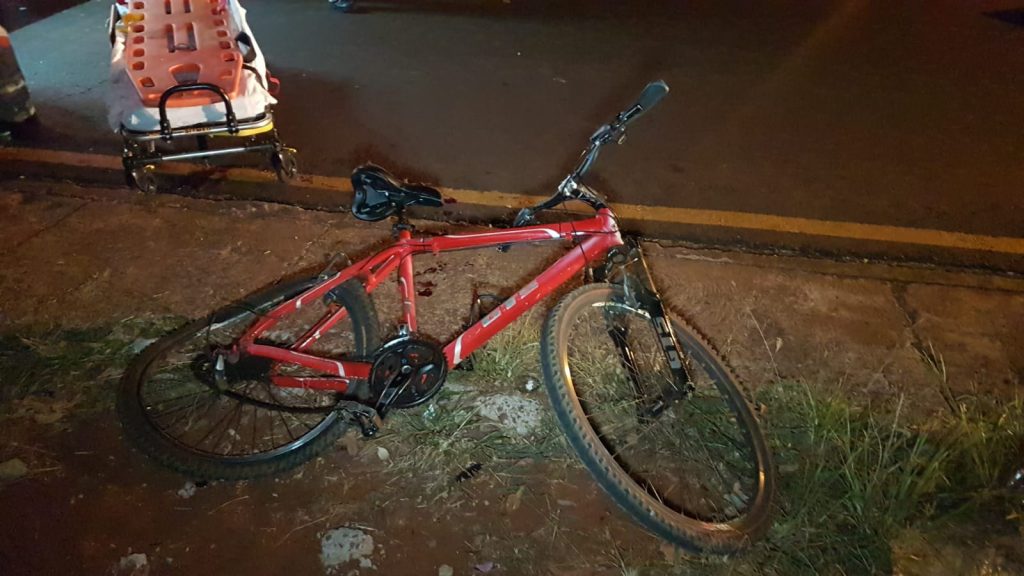 Após colisão contra carro, ciclista recebe cuidados do Siate; em surto, o homem tentou fugir dos socorristas mas foi contido
