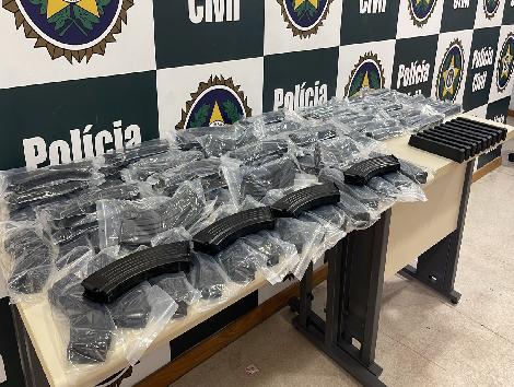 ​Polícia Civil intercepta caminhão que transportava mais de 100 carregadores de fuzil e pistola