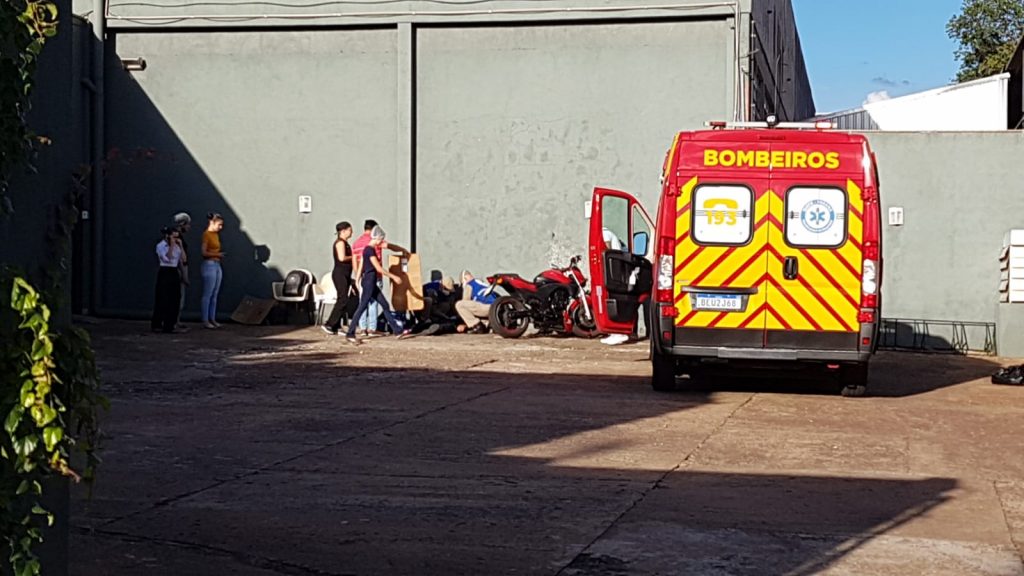 Após acidente com moto, jovem de 24 anos recebe cuidados do Siate no Centro de Cascavel