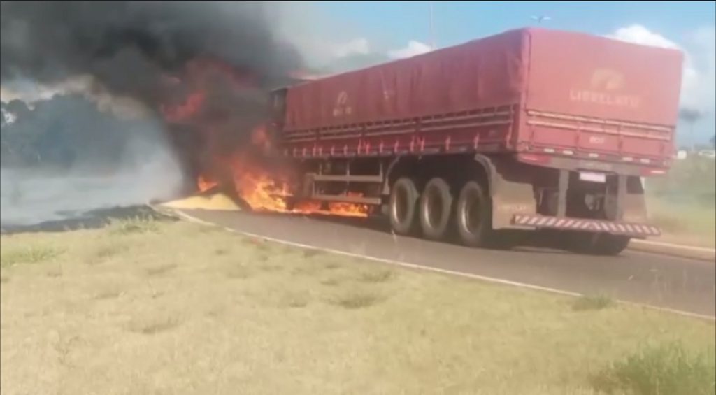Carreta é tomada por incêndio às margens da BR-163, em Santa Maria, distrito de Santa Tereza
