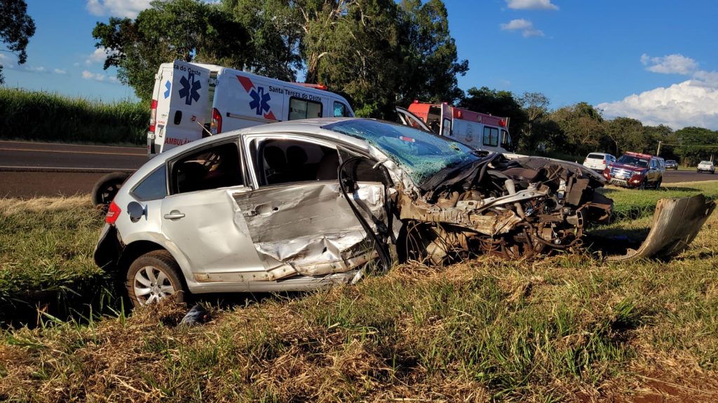 Forte colisão frontal entre Polo e C4 deixa oito pessoas feridas na BR-277; Siate e Samu foram mobilizados