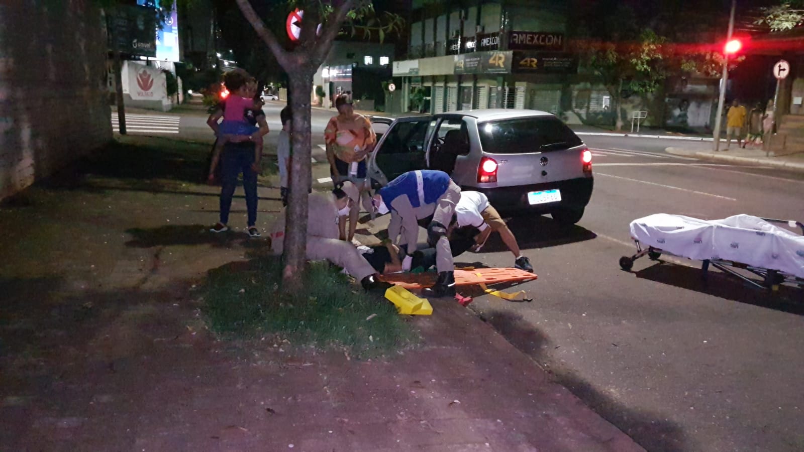 Mulher vítima de agressão é socorrida pelo Siate no Centro de Cascavel