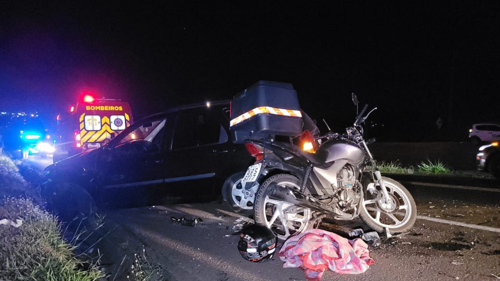 Forte colisão entre carro e moto deixa motociclista com fratura na perna na BR-277, em Cascavel