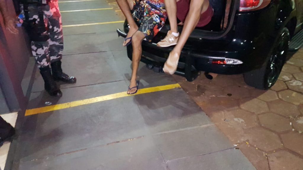 Dupla é detida pelo Choque com porções de maconha e cocaína no Conjunto Riviera