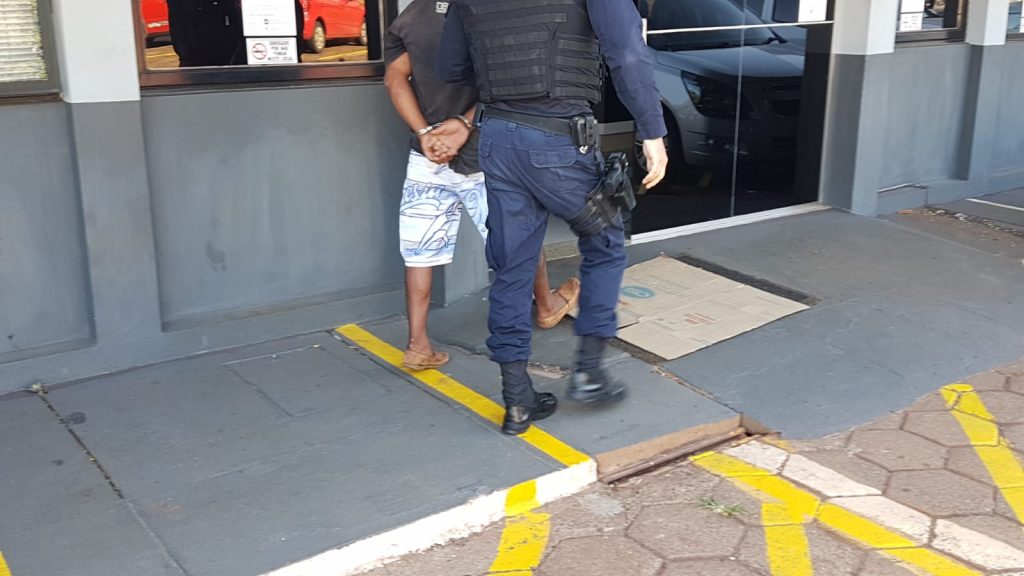 Homem de 35 anos é preso pela Guarda Municipal após invadir casa na Rua Rio de Janeiro Homem de 35 anos é preso pela Guarda Municipal após invadir casa na Rua Rio de Janeiro
