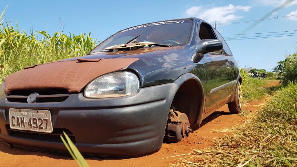 Carro é encontrado abandonado no Florais do Paraná Carro é encontrado abandonado no Florais do Paraná