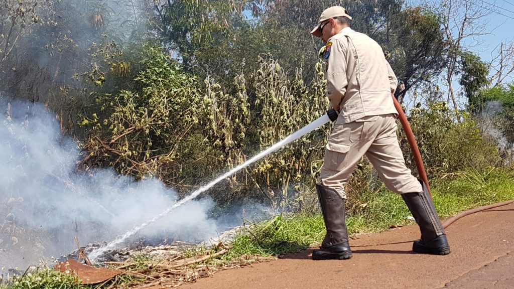 Corpo de Bombeiros combate incêndio ambiental na Av. Piquiri Corpo de Bombeiros combate incêndio ambiental na Av. Piquiri