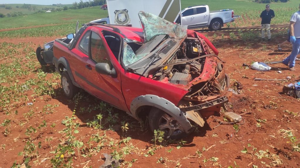 Condutor de Fiat Strada morre ao colidir em árvore na PR-180 Condutor de Fiat Strada morre ao colidir em árvore na PR-180
