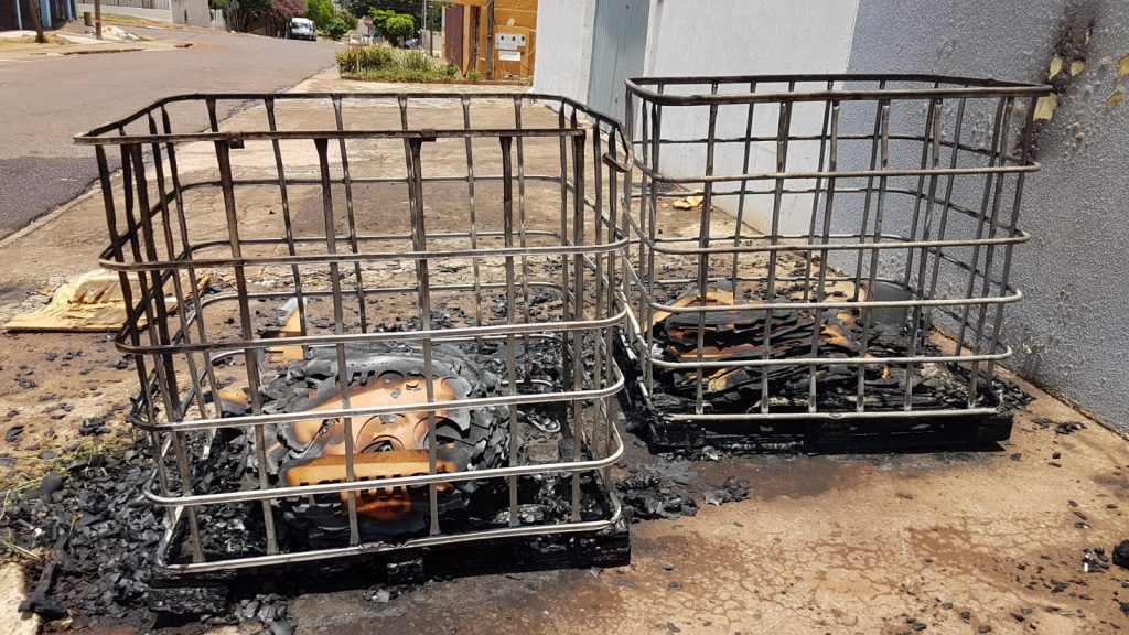 Corpo de Bombeiros combate incêndio em lixeiras no Bairro São Cristóvão, em Cascavel