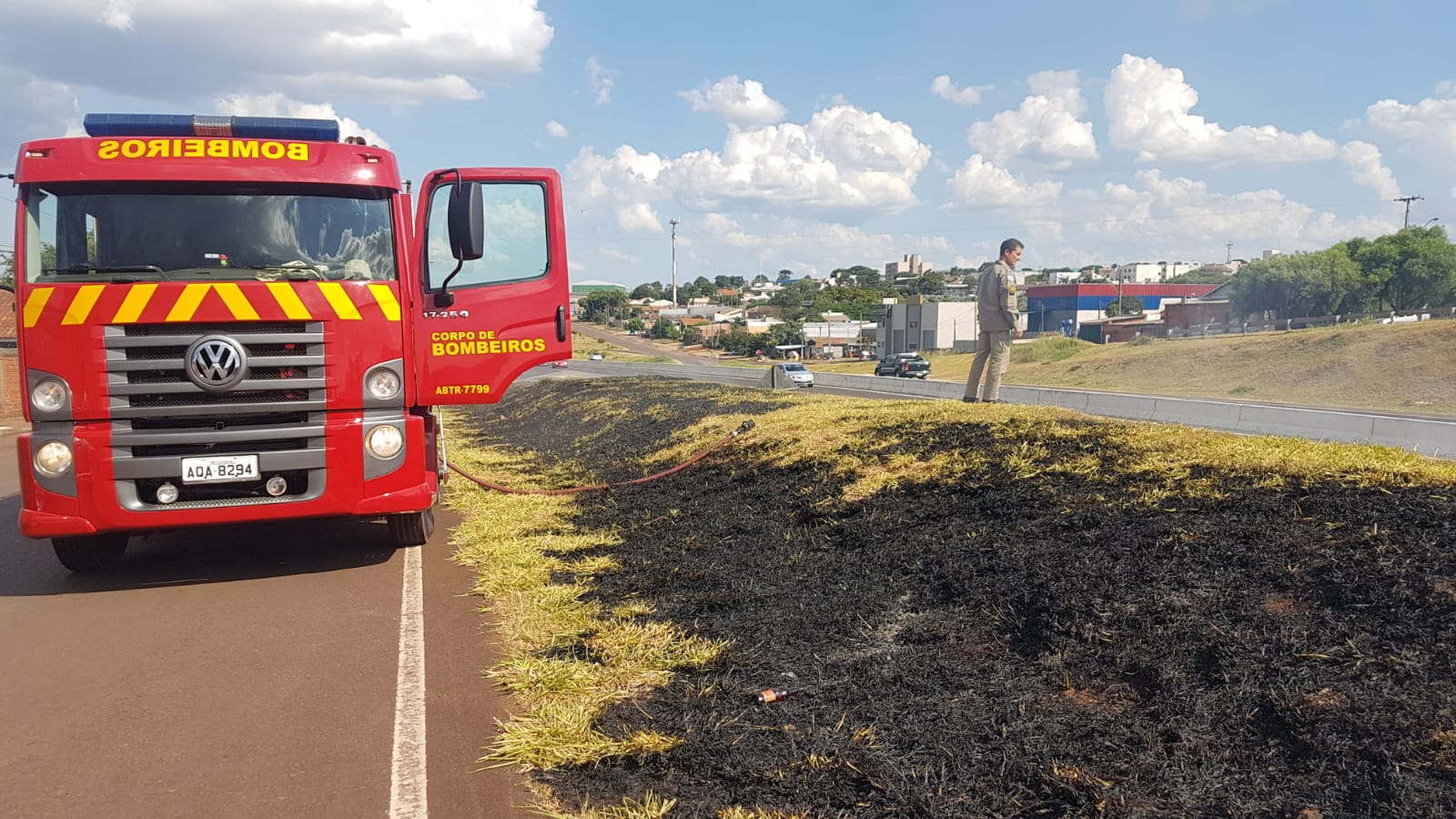Incêndio em vegetação na PRc-467 traz prejuízos ao fluxo de veículos e risco a motoristas