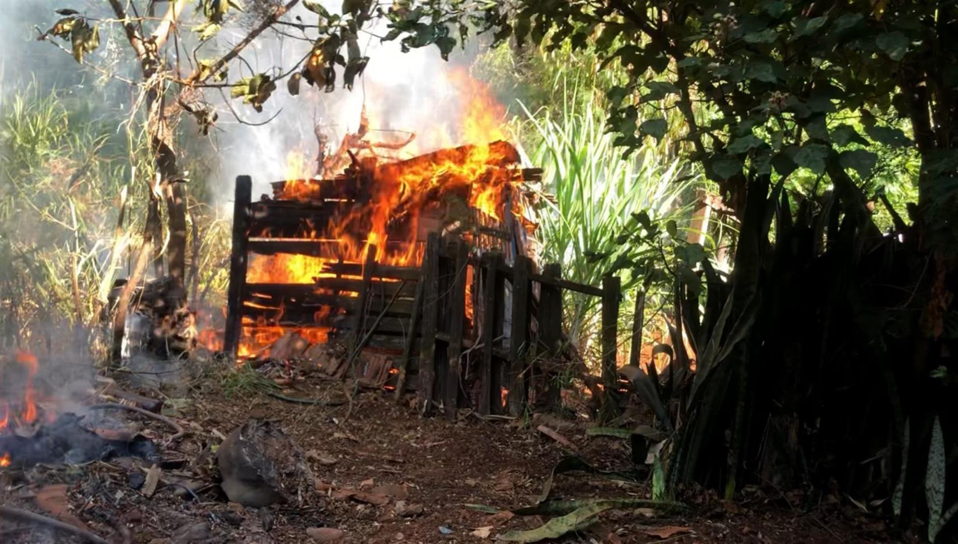 Fogo ‘controlado’ assusta moradores no Bairro Santa Cruz
