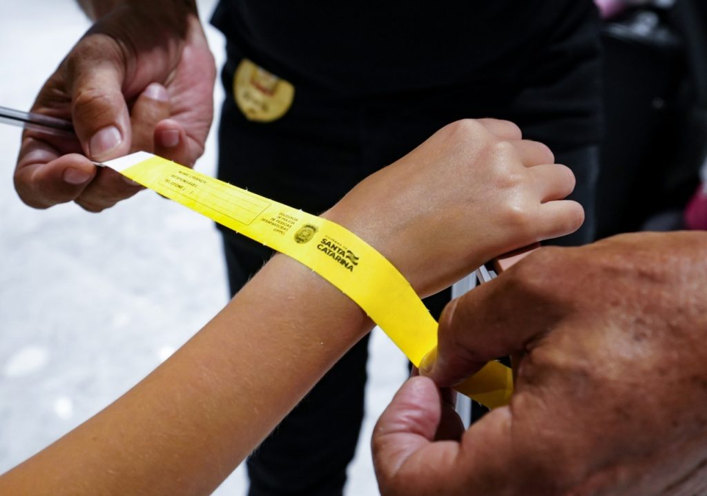 Operação Verão Mais Seguro: Polícia Civil começa a ação de distribuição de pulseirinhas na temporada em SC