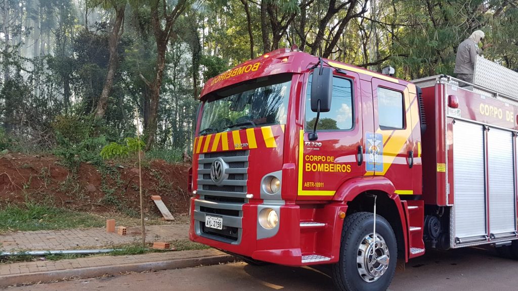 Bombeiros combatem incêndio em vegetação no Santa Felicidade Bombeiros combatem incêndio em vegetação no Santa Felicidade