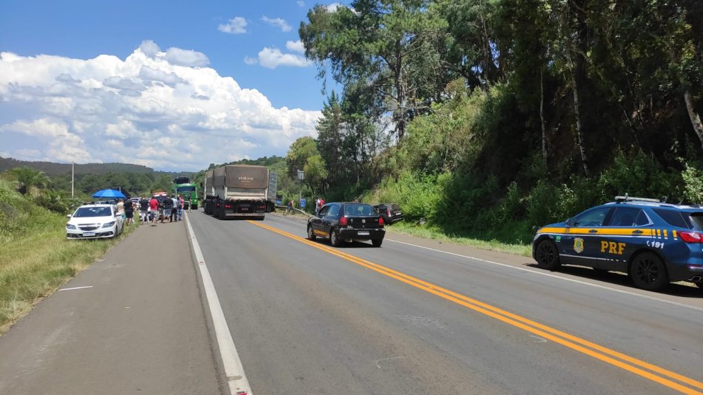 Duas pessoas morrem em colisão que envolveu Renault Duster e caminhão na BR-277, em Guarapuava