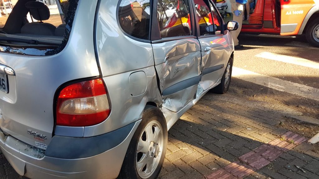 Criança fica ferida em forte colisão entre carros no Centro de Cascavel