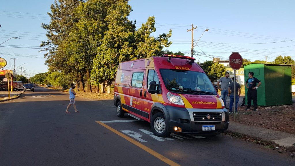 Jovem de 19 anos fere a perna em colisão entre carro e moto no Bairro Neva
