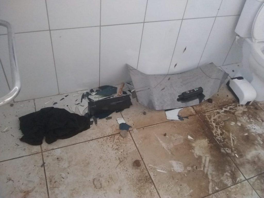 Vândalos causam vários danos em banheiro no Ecopark Oeste