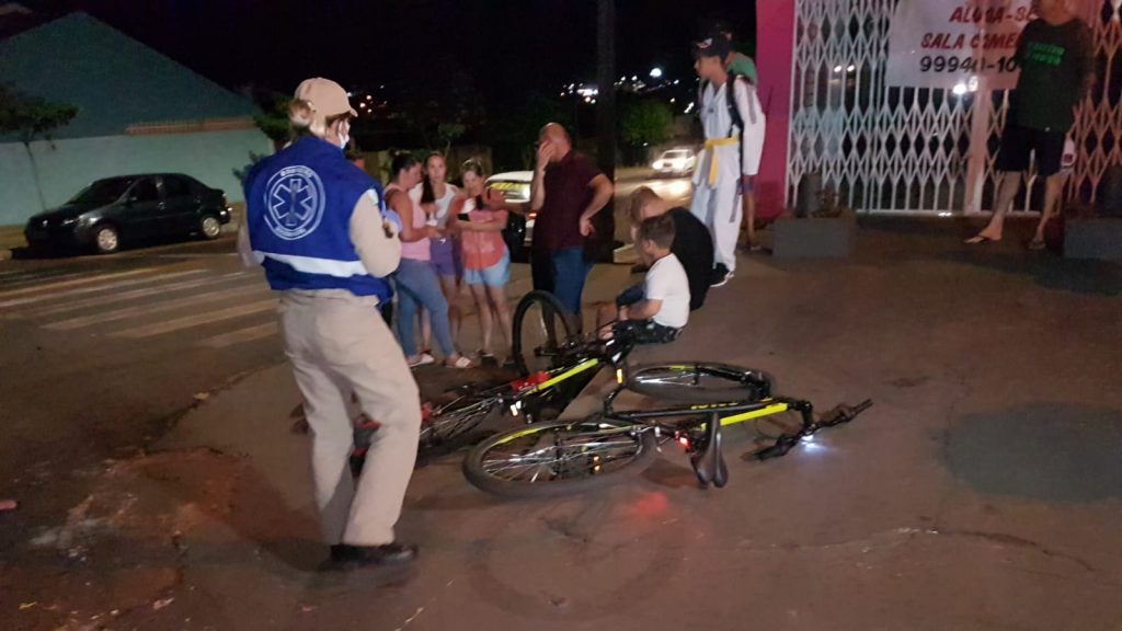Colisão entre Fiat Mobi e duas bicicletas deixa uma das ciclistas ferida no Bairro Periolo