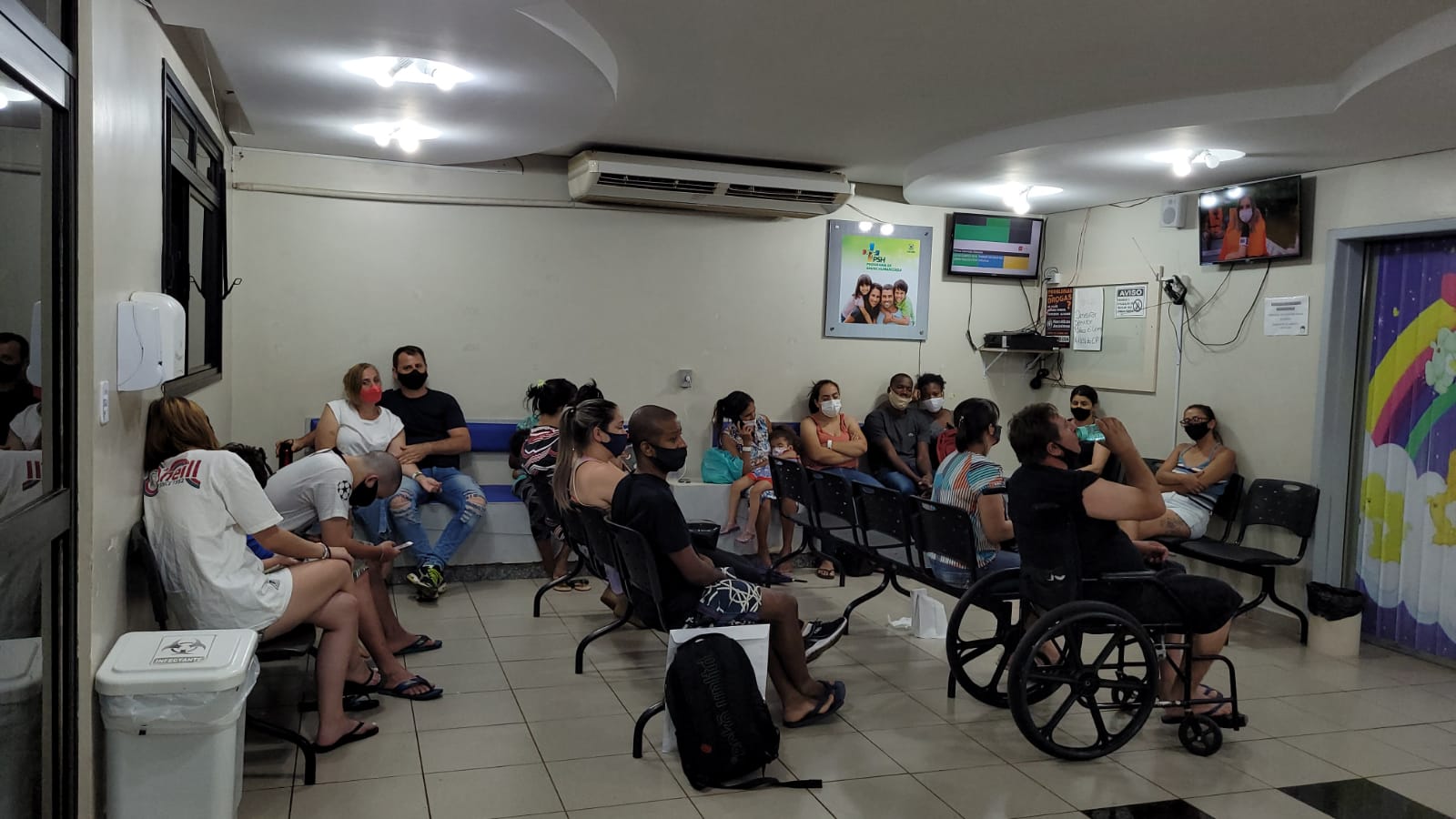 Pacientes que chegaram ao meio dia estão sendo atendidos nesta noite na UPA Tancredo Neves