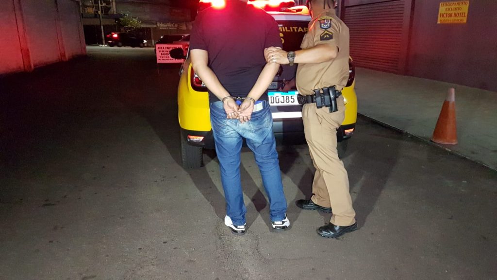 Em ação contra o tráfico, PM detém homem e apreende maconha, balança e maquininha de cartão no Centro de Cascavel